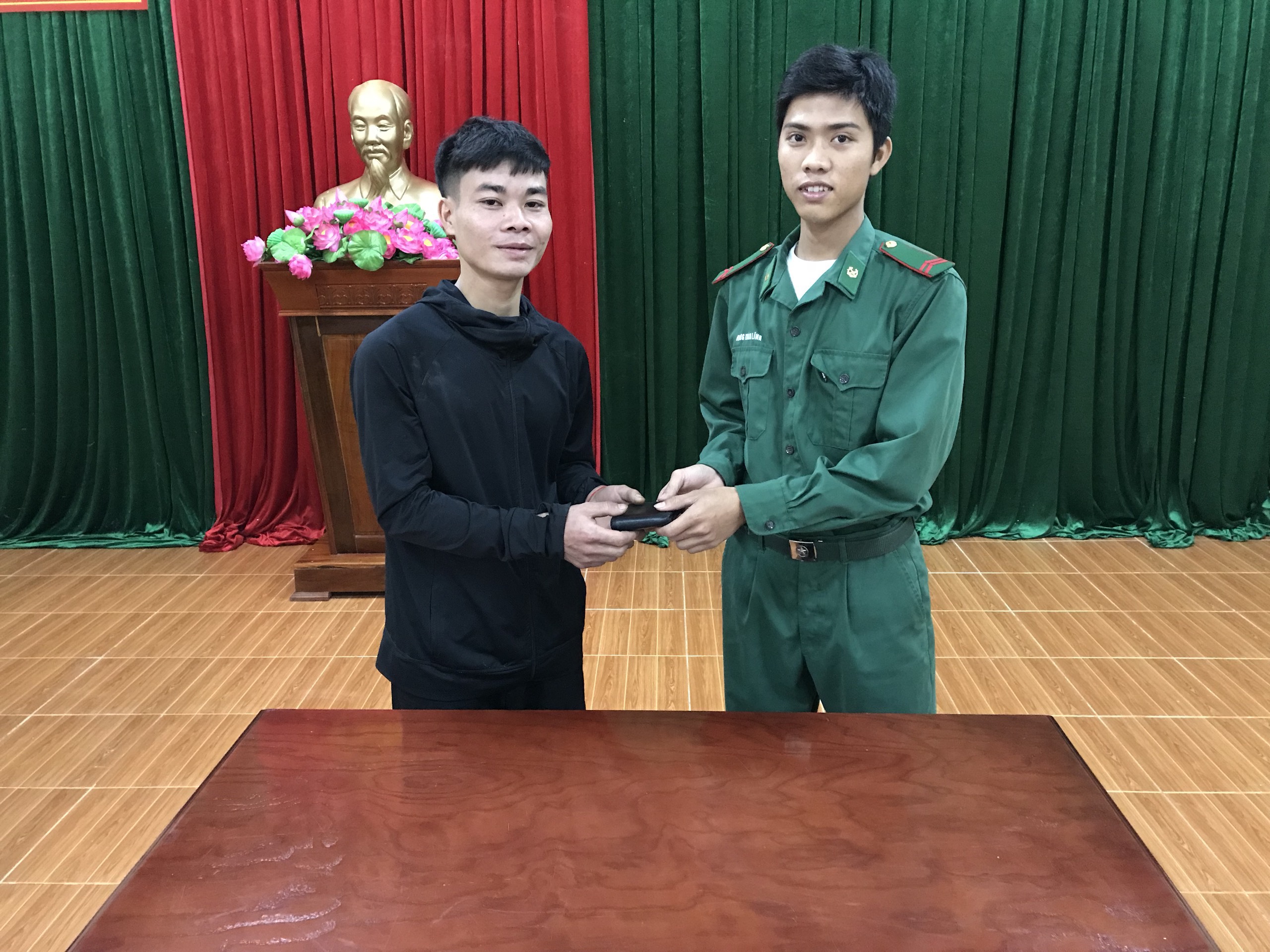 Chiến sĩ biên phòng nhặt được của rơi trả lại người đánh mất